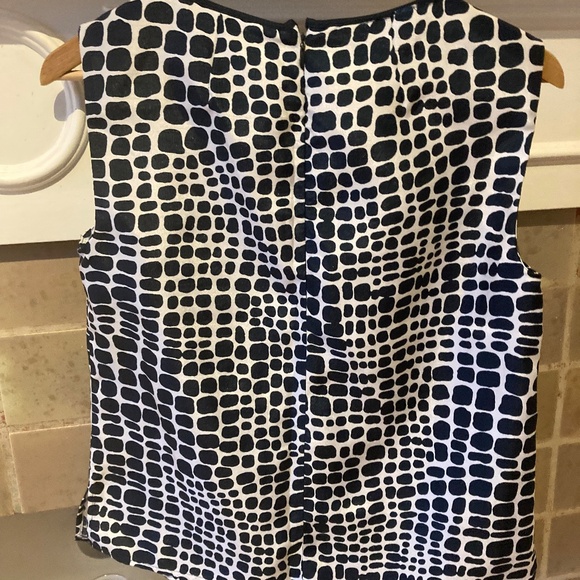 Jones New York navy/white sleeveless blouse with short side slits - Picture 3 of 6